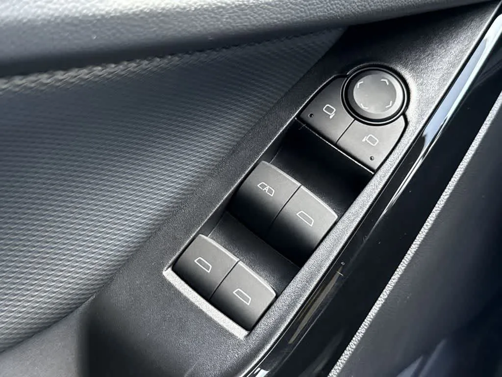 2025 Chevrolet Equinox FWD LT photo 17