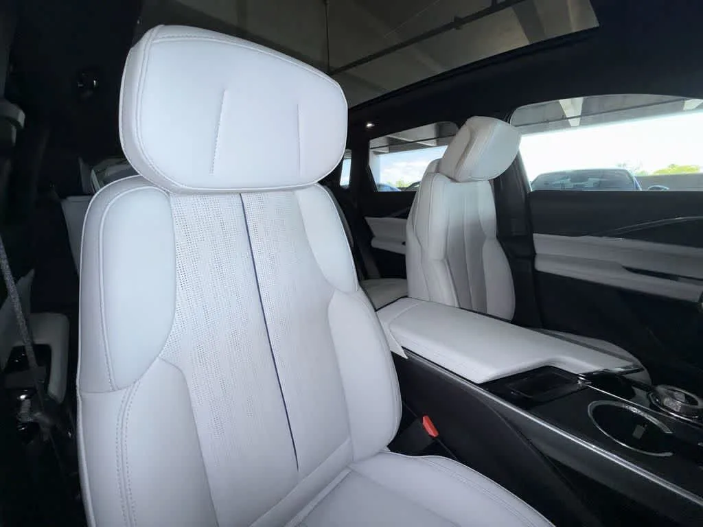 2024 Cadillac LYRIQ Luxury photo 27