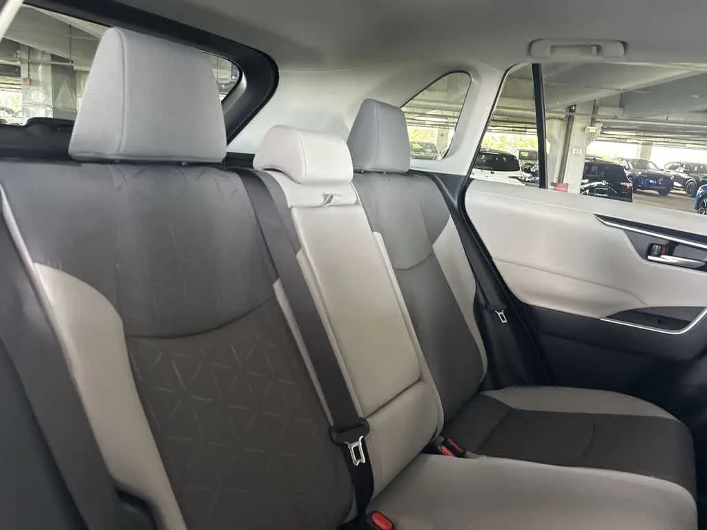2025 Toyota RAV4 XLE photo 26