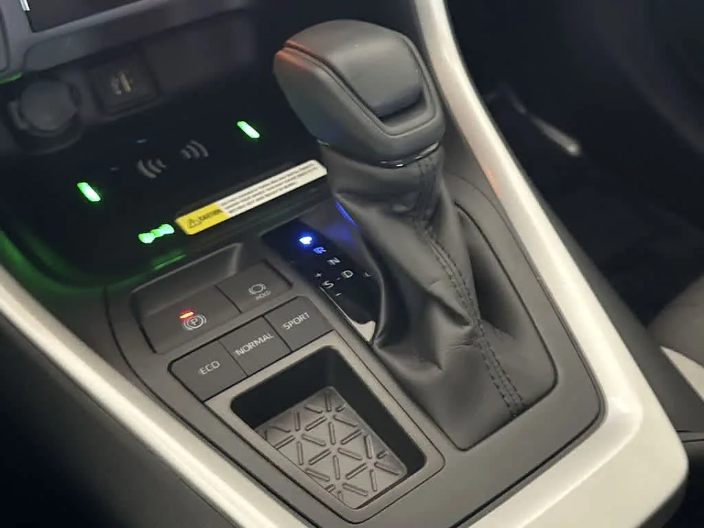 2025 Toyota RAV4 XLE photo 21
