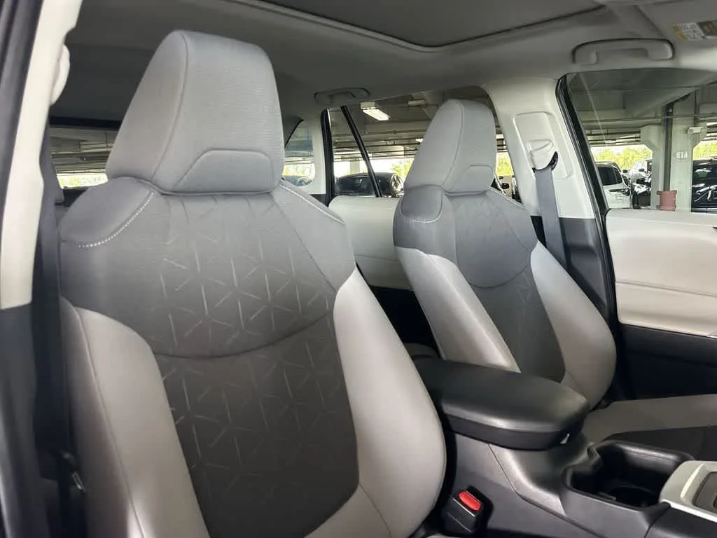 2025 Toyota RAV4 XLE photo 27