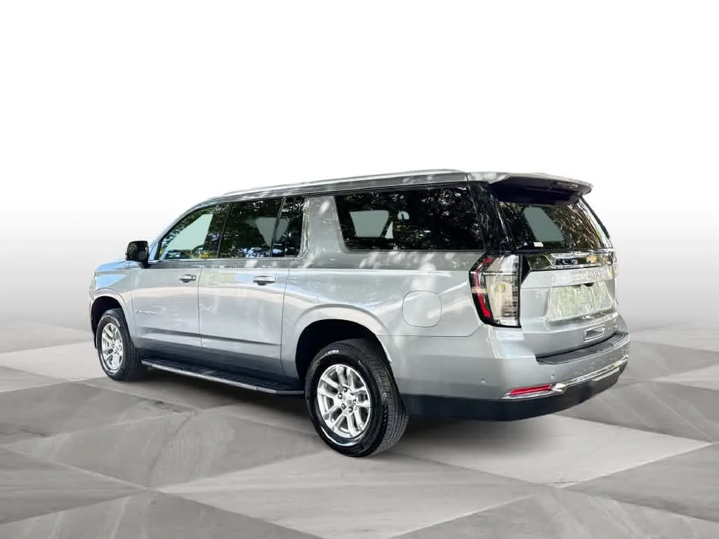 2025 Chevrolet Suburban LT photo 6