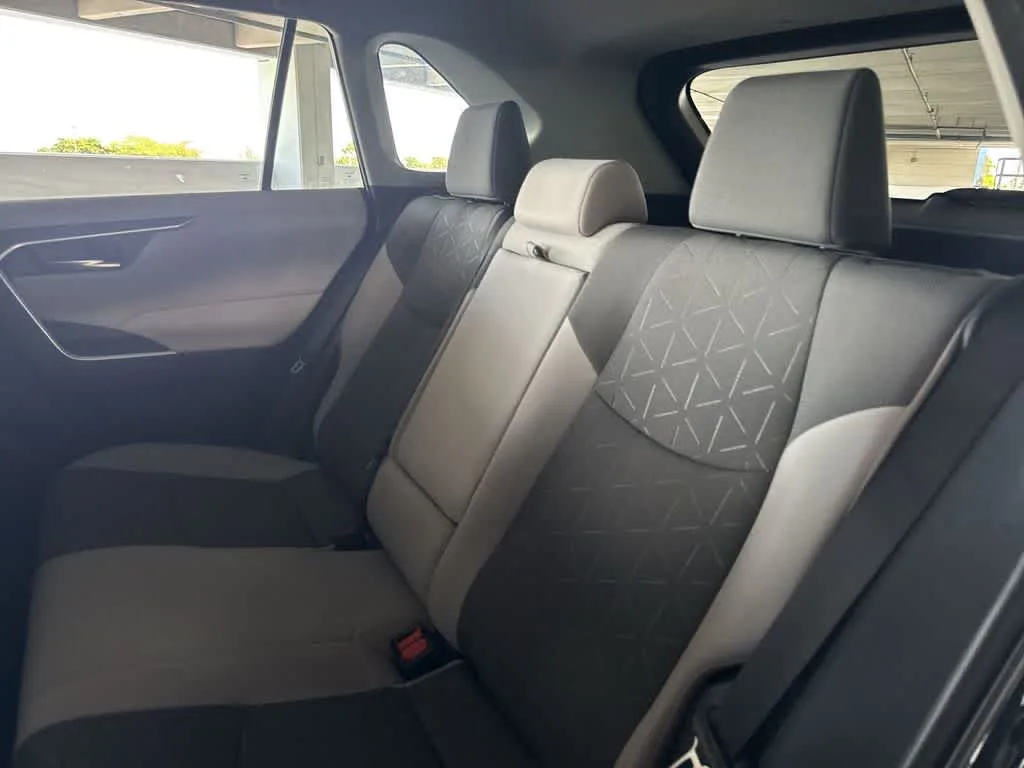 2025 Toyota RAV4 XLE photo 22