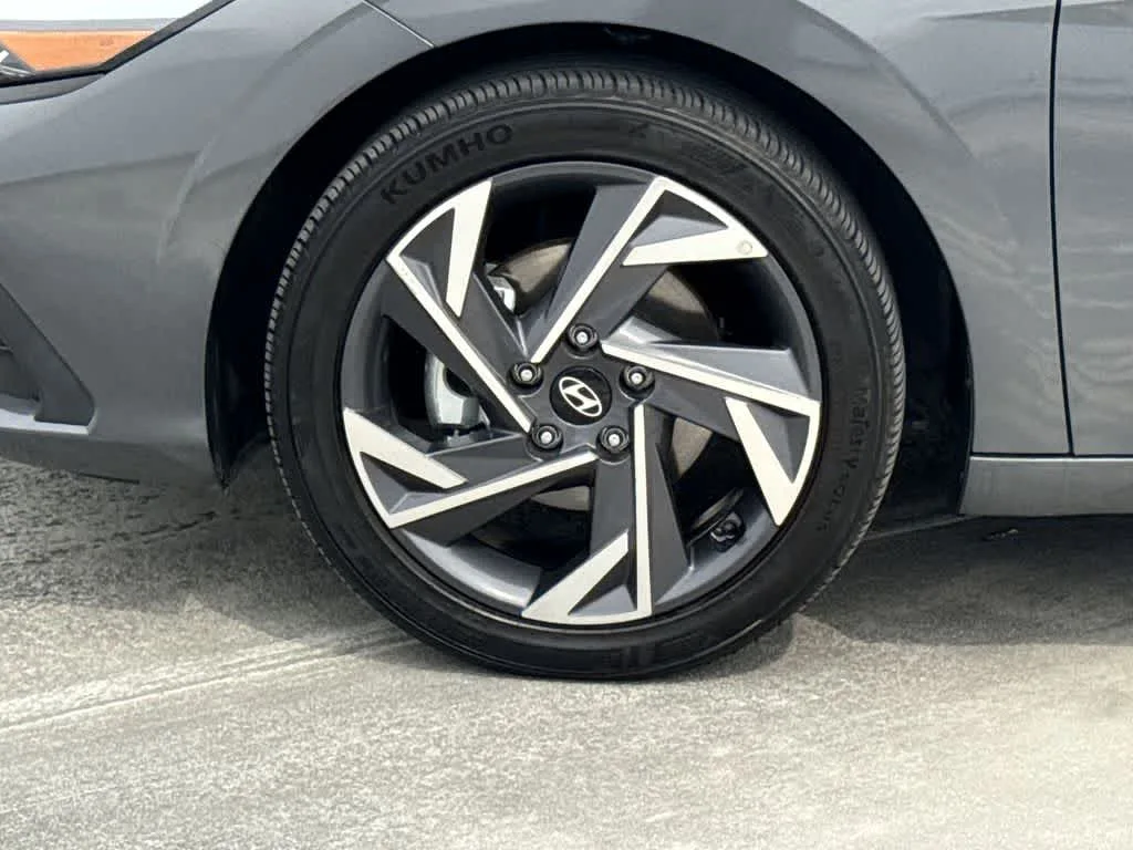 2025 Hyundai Elantra SEL Sport photo 11