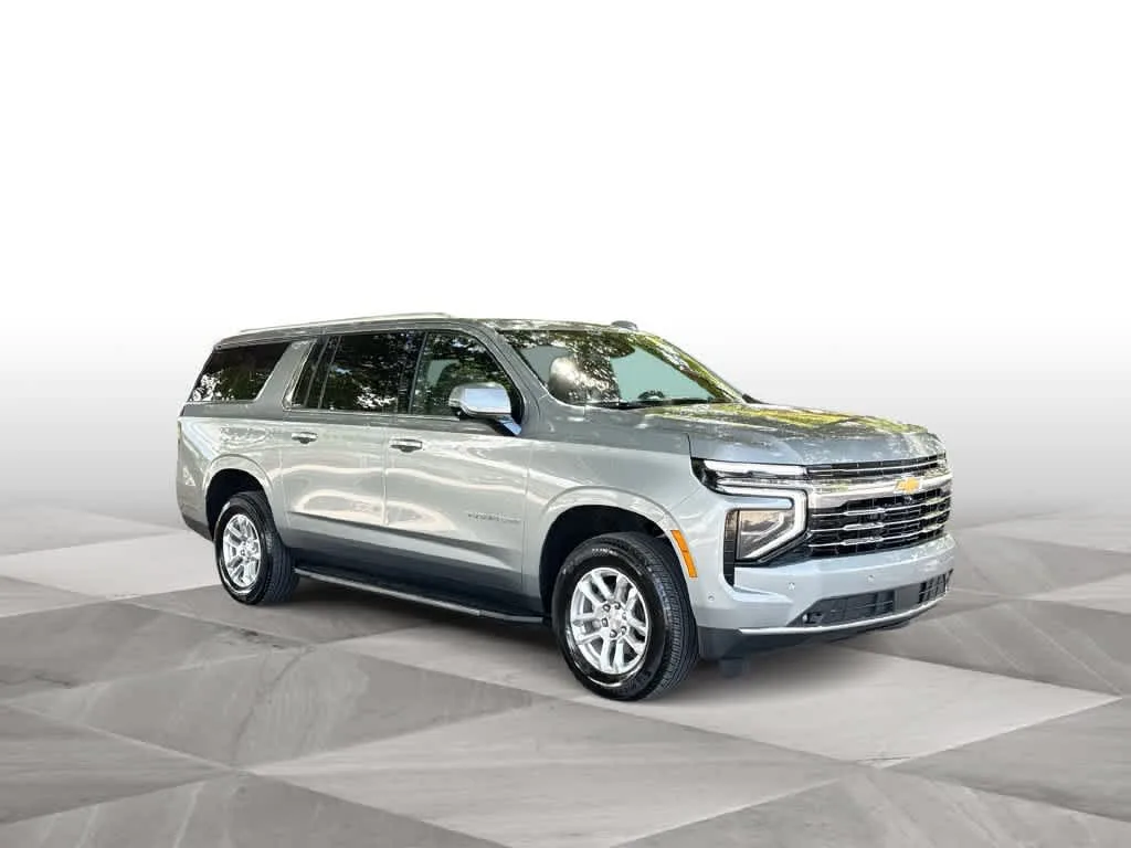 2025 Chevrolet Suburban LT photo 2