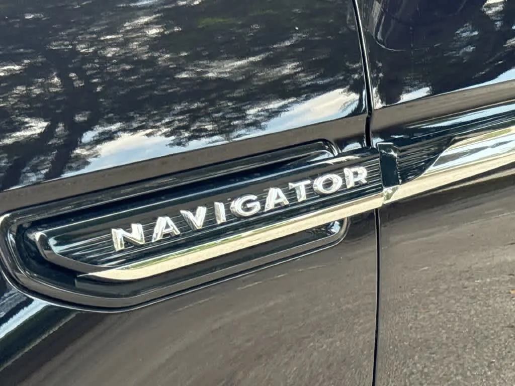 2023 Lincoln Navigator L Black Label photo 10