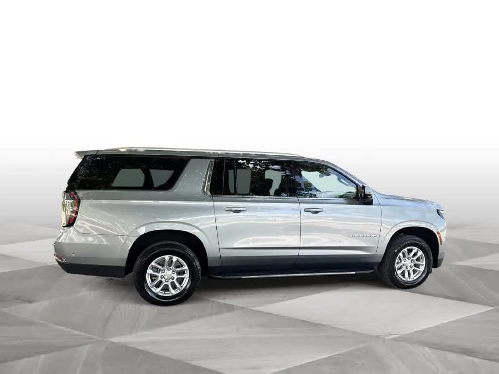 2025 Chevrolet Suburban LT photo 9