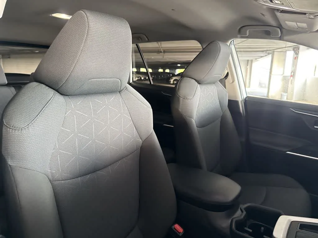 2025 Toyota RAV4 XLE photo 27