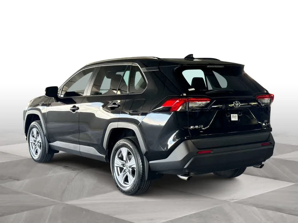 2025 Toyota RAV4 XLE photo 6