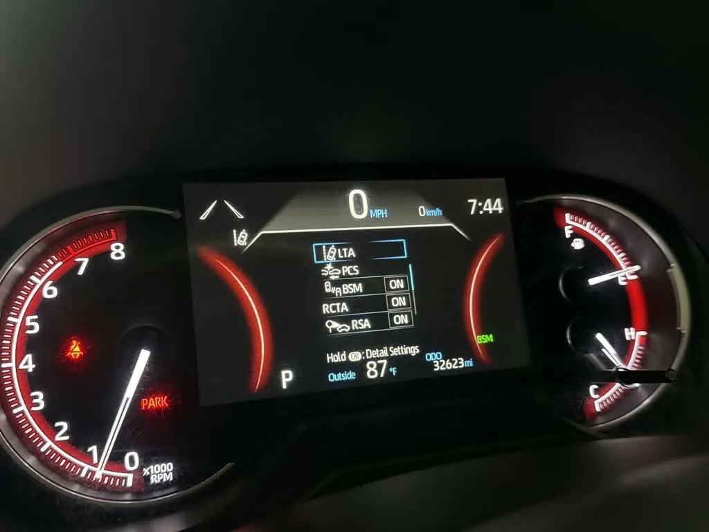 2025 Toyota RAV4 XLE photo 16