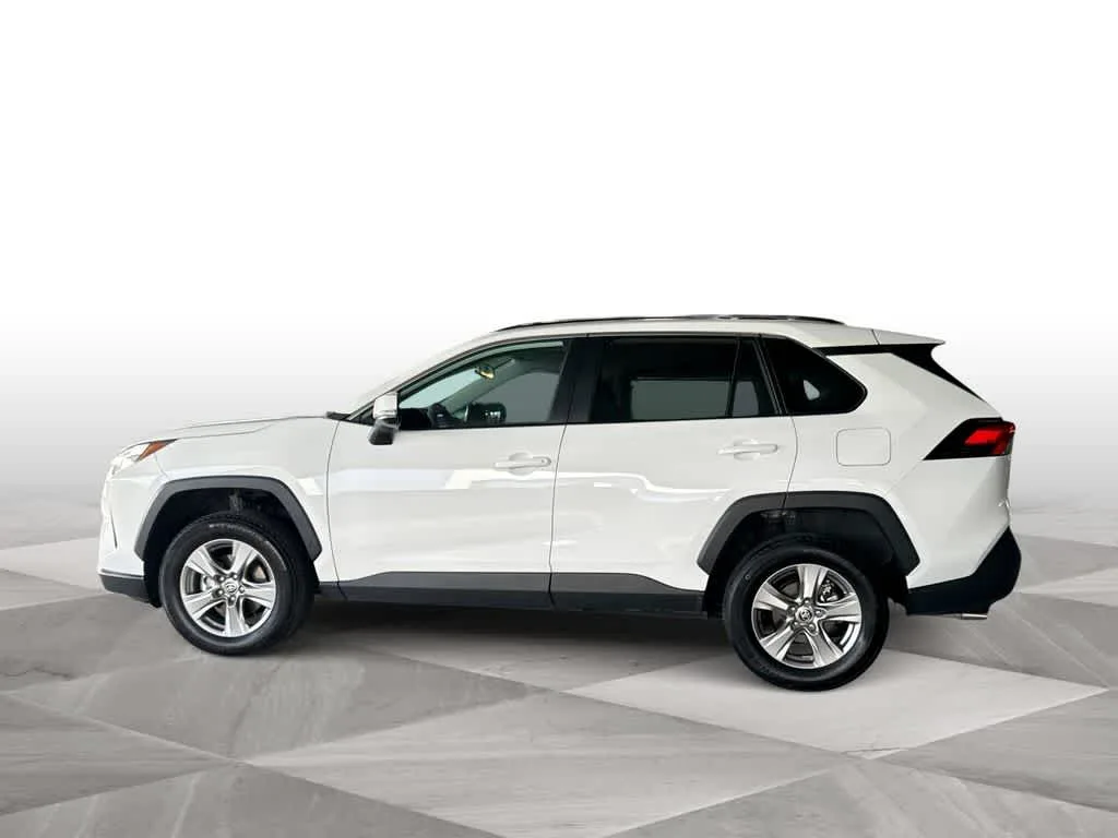 2025 Toyota RAV4 XLE photo 5