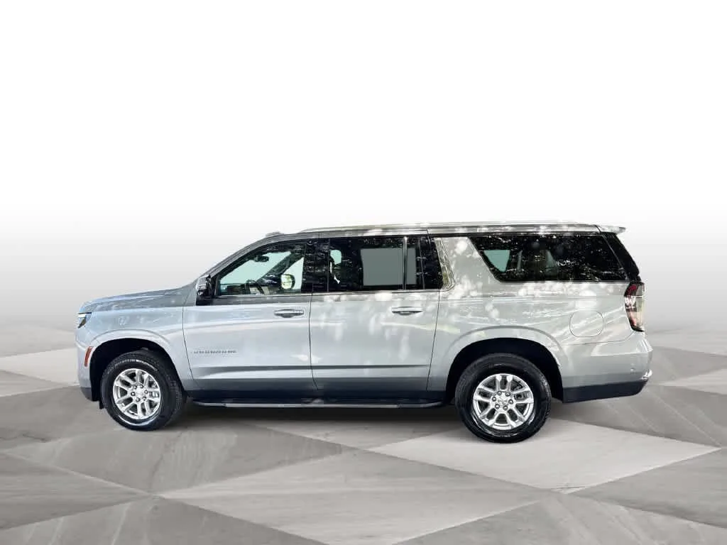2025 Chevrolet Suburban LT photo 5