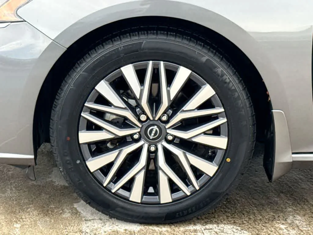 2023 Nissan Altima 2.5 SV photo 11
