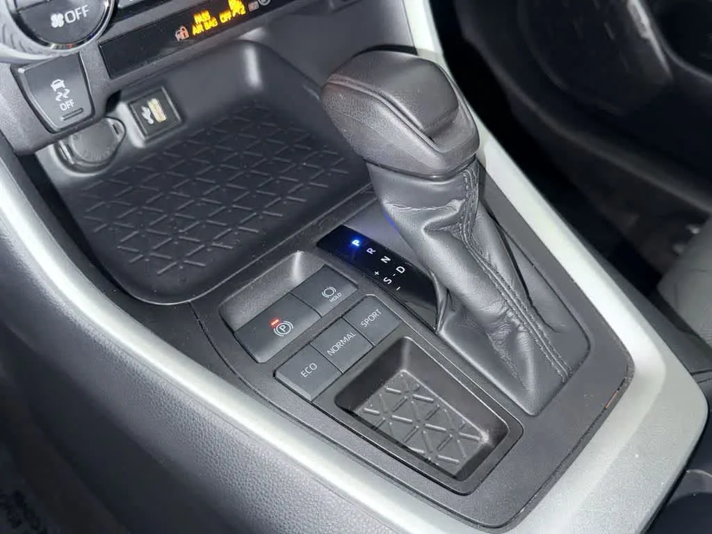2025 Toyota RAV4 XLE photo 20