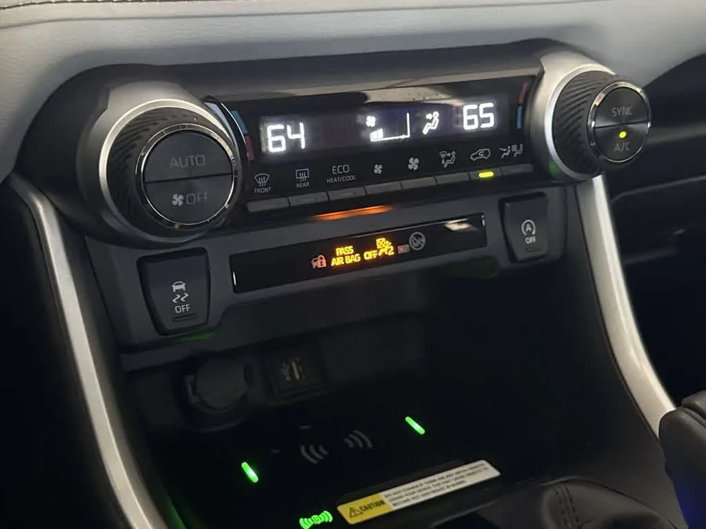 2025 Toyota RAV4 XLE photo 20