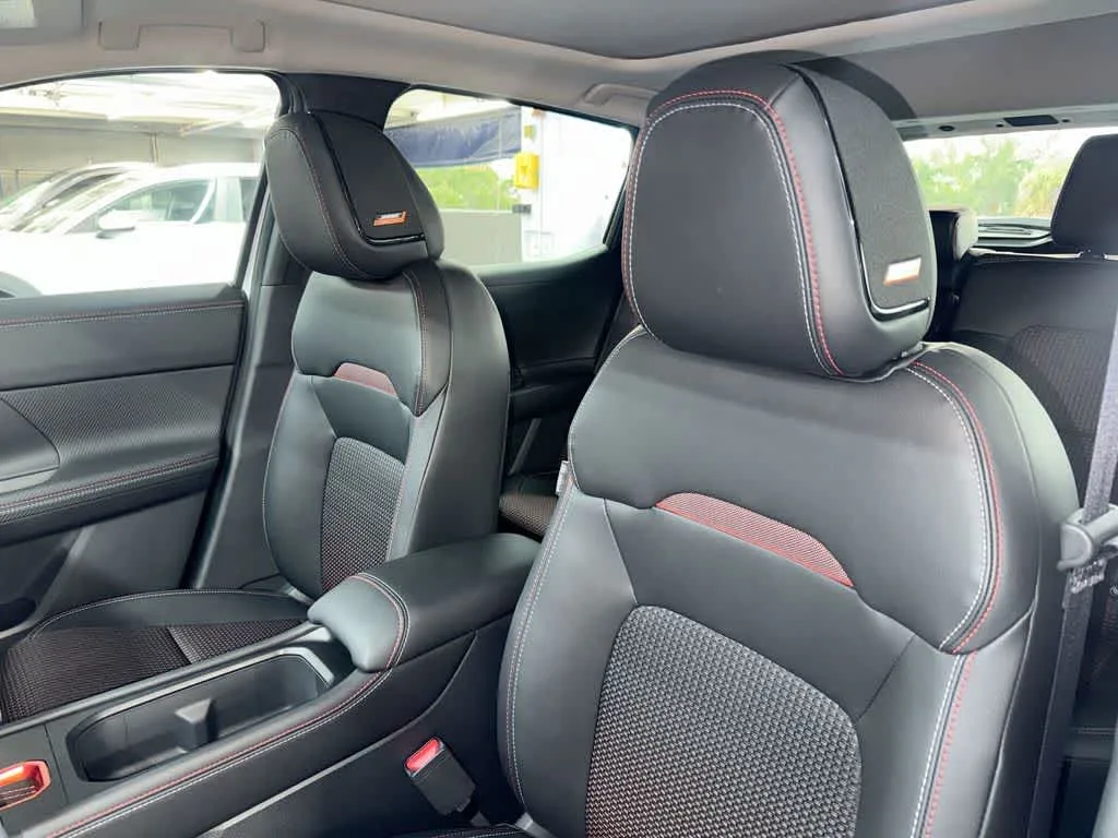 2026 Nissan Kicks SR photo 14