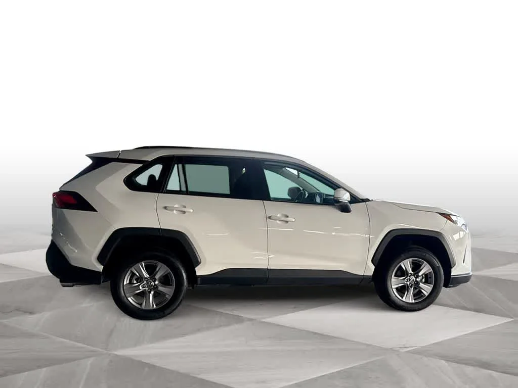 2025 Toyota RAV4 XLE photo 9