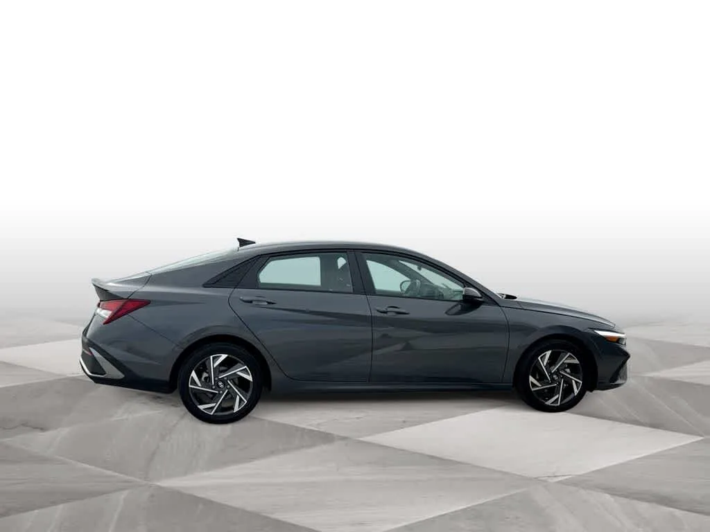 2025 Hyundai Elantra SEL Sport photo 9