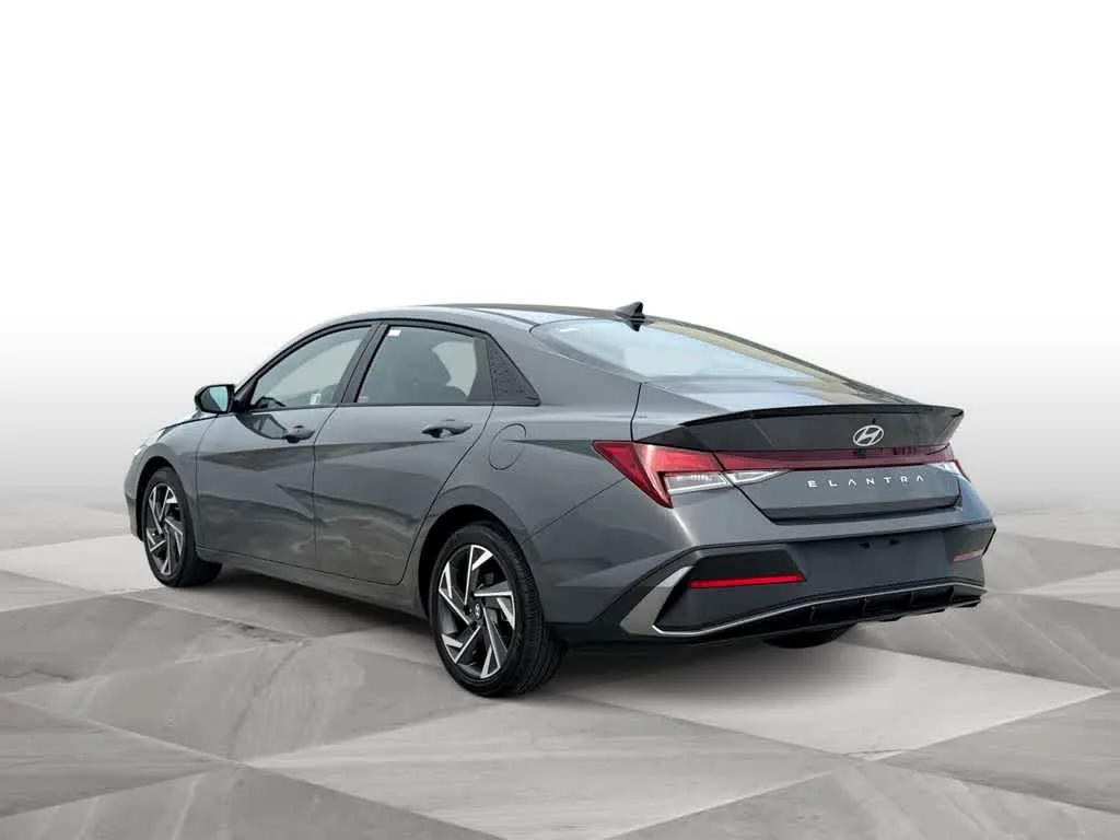 2025 Hyundai Elantra SEL Sport photo 6