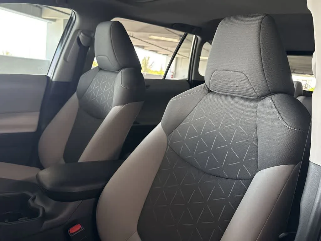 2025 Toyota RAV4 XLE photo 14