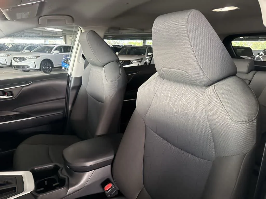 2025 Toyota RAV4 XLE photo 14