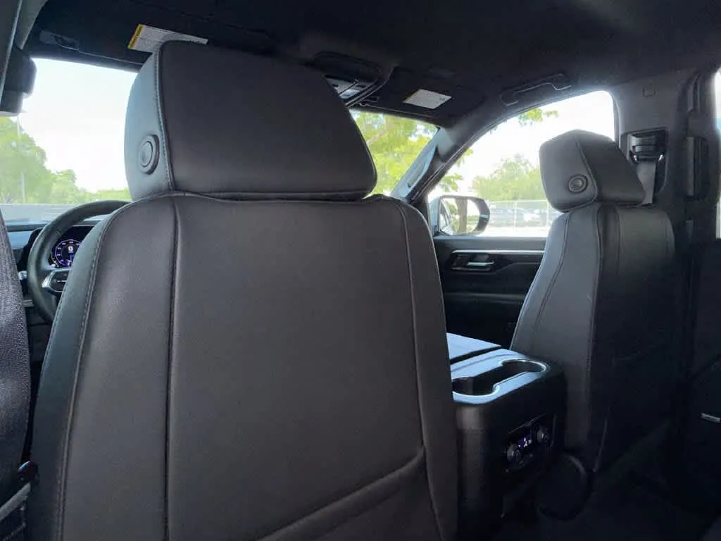 2025 Chevrolet Suburban LT photo 23