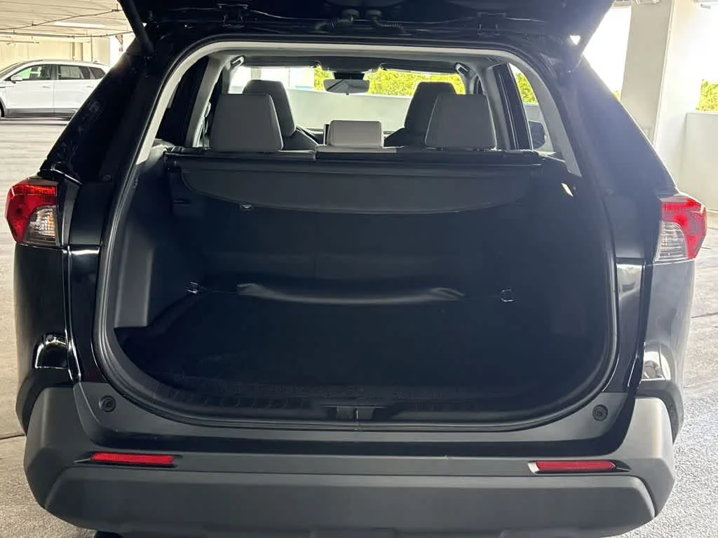 2025 Toyota RAV4 XLE photo 25