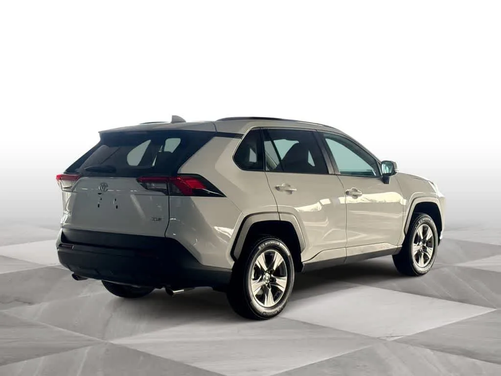 2025 Toyota RAV4 XLE photo 8