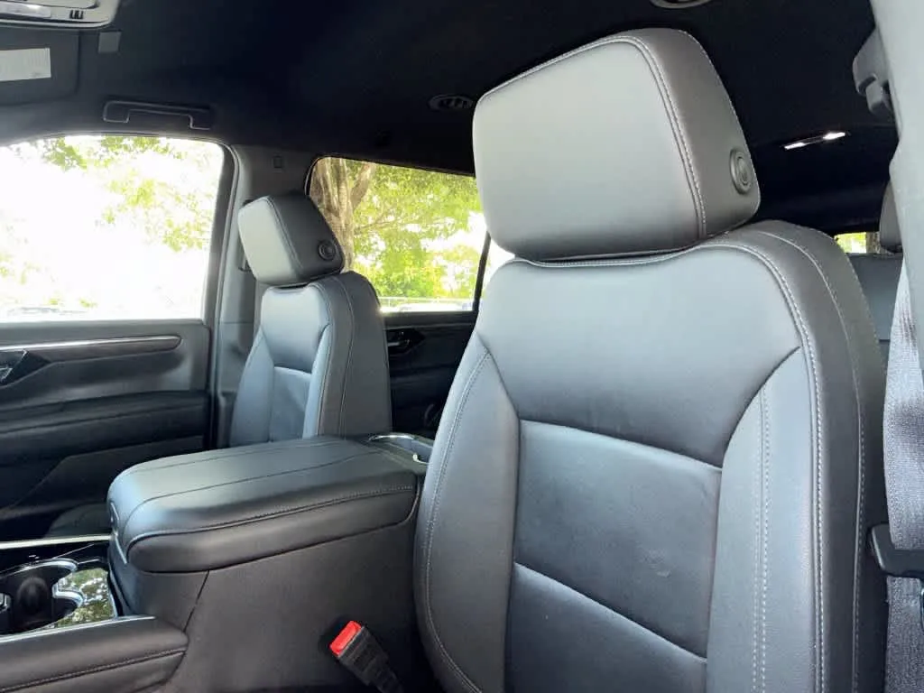 2025 Chevrolet Suburban LT photo 14