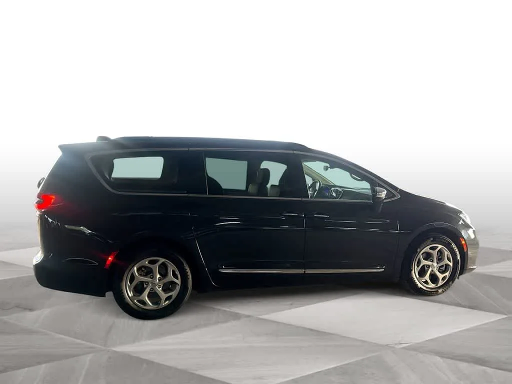 2023 Chrysler Pacifica Limited photo 9