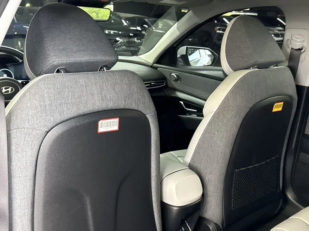 2026 Hyundai Elantra Limited photo 23