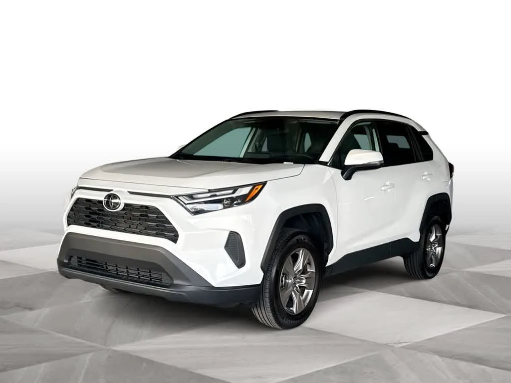 2025 Toyota RAV4 XLE photo 4