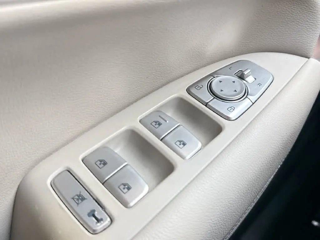 2019 Genesis G70 2.0T Advanced photo 21