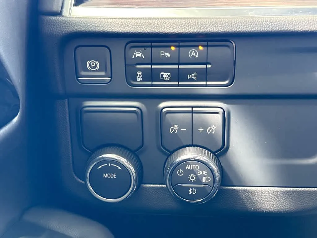 2025 Chevrolet Suburban LT photo 21