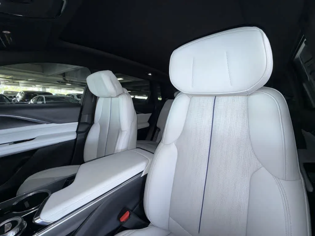 2024 Cadillac LYRIQ Luxury photo 14