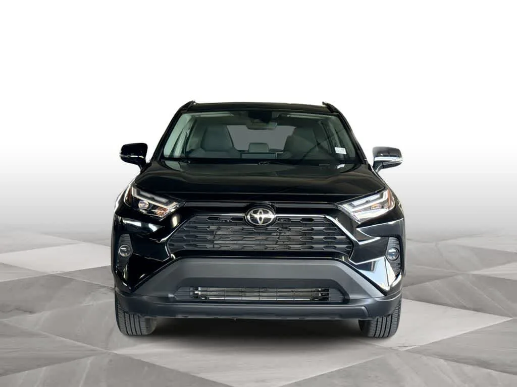 2025 Toyota RAV4 XLE photo 3