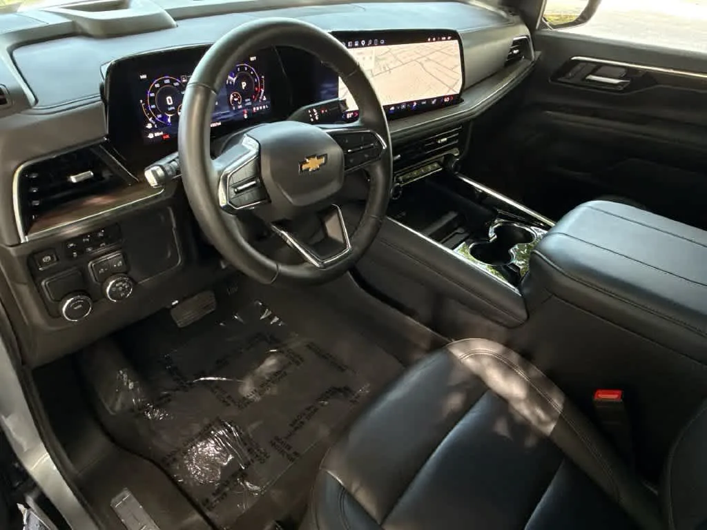 2025 Chevrolet Suburban LT photo 13