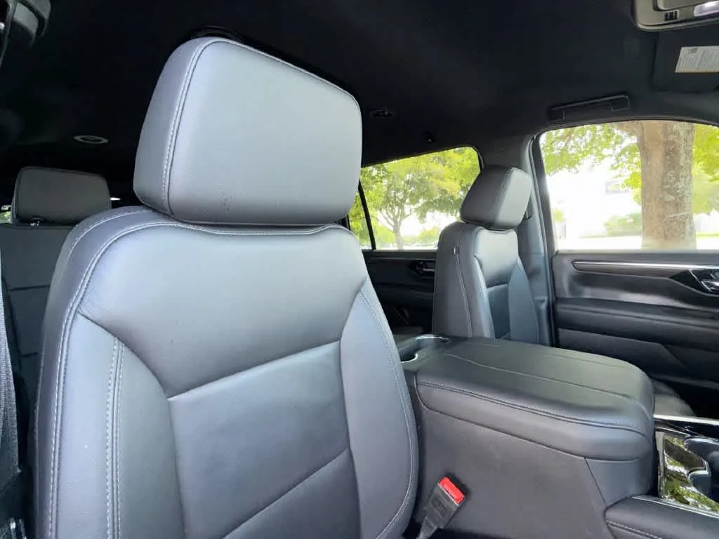 2025 Chevrolet Suburban LT photo 27