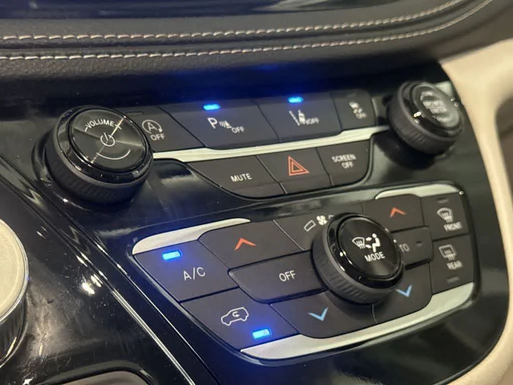 2023 Chrysler Pacifica Limited photo 19