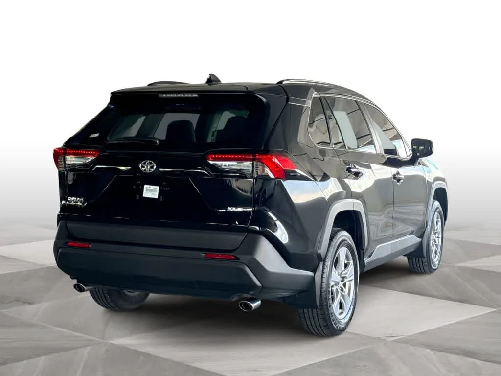 2025 Toyota RAV4 XLE photo 8