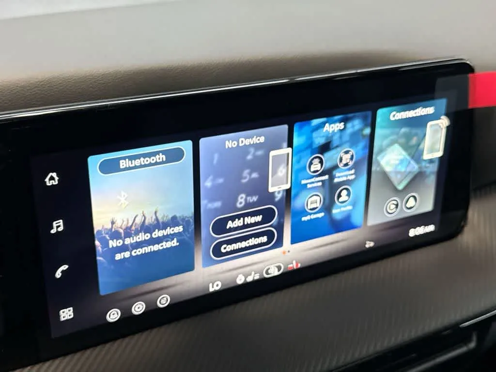 2026 Nissan Kicks SR photo 17
