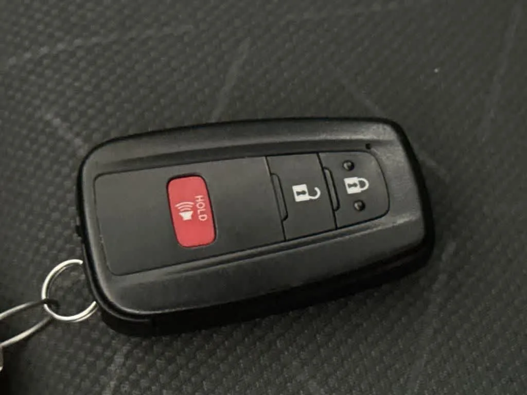 2025 Toyota RAV4 XLE photo 28