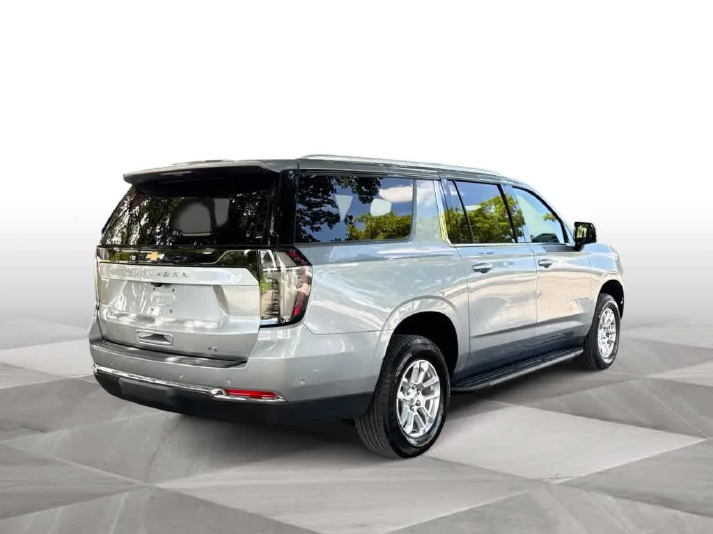 2025 Chevrolet Suburban LT photo 8