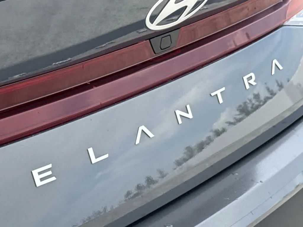 2025 Hyundai Elantra SEL Sport photo 10