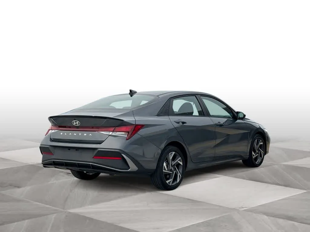 2025 Hyundai Elantra SEL Sport photo 8