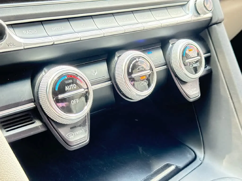 2019 Genesis G70 2.0T Advanced photo 19