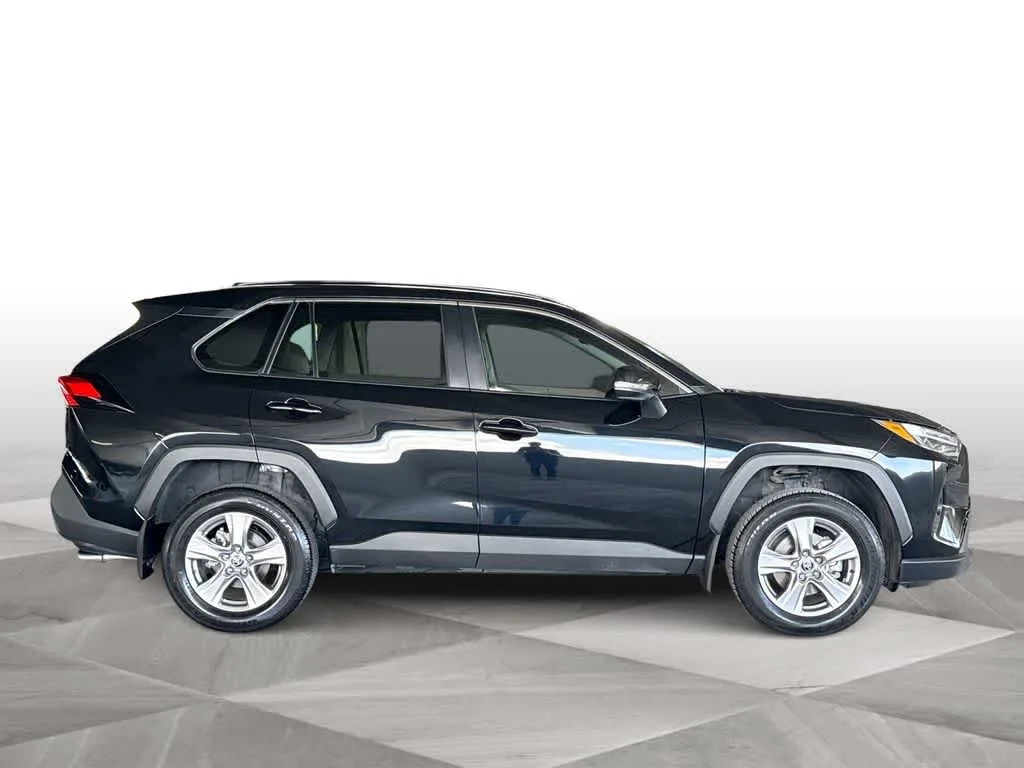 2025 Toyota RAV4 XLE photo 9