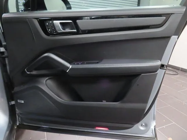 2022 Porsche Cayenne S photo 38