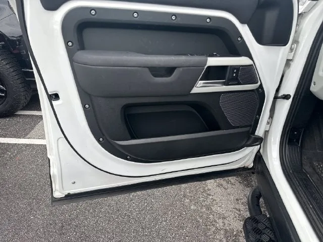 2022 Land Rover Defender S photo 10