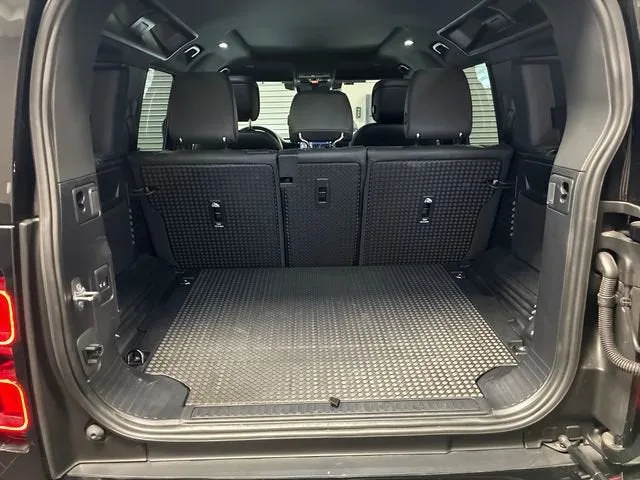 2025 Land Rover Defender X-Dynamic SE photo 24